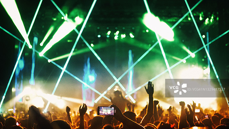 在音乐会派对上的一大群人图片素材