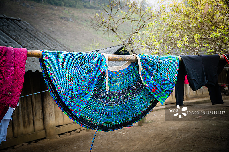 阳光下晾晒的苗族服装特写图片素材