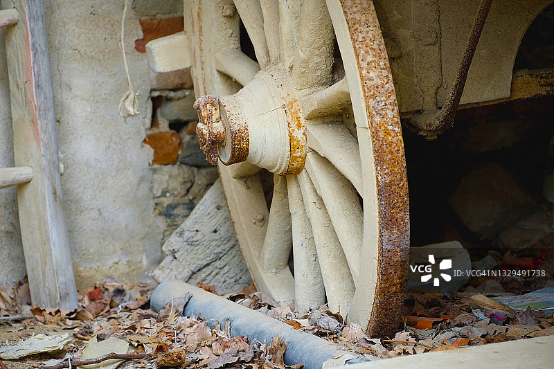 当地农场里的旧马车轮图片素材