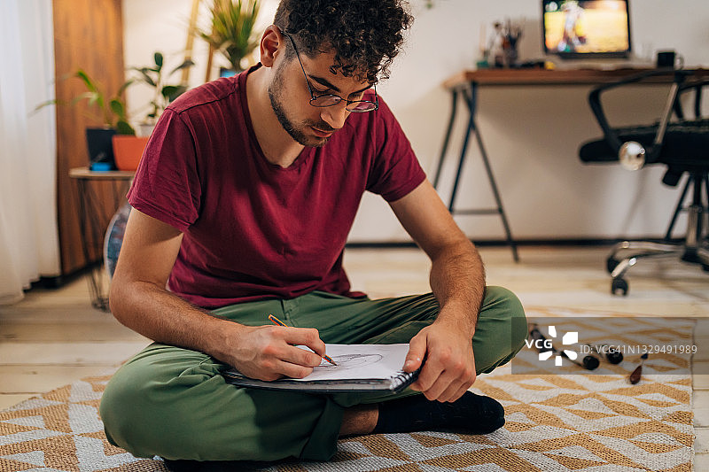 循序渐进，草图即将完成图片素材