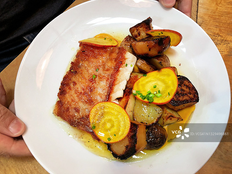 玫瑰鱼烤土豆萝卜片图片素材