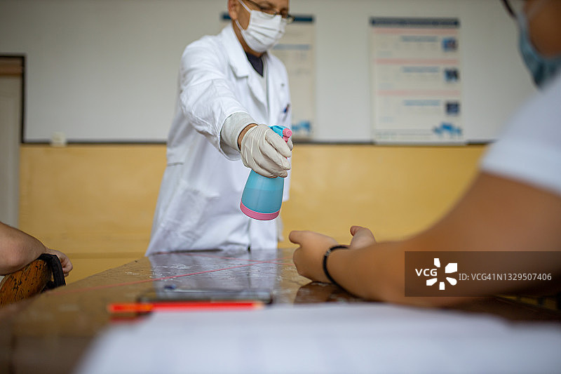 在教室进行手部消毒是一项义务图片素材