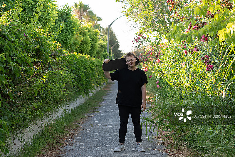 自信的年轻滑板运动员肖像图片素材