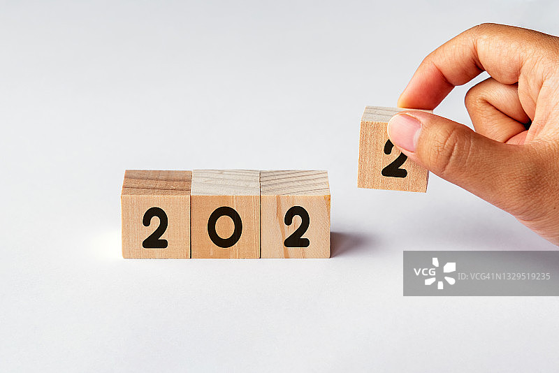 双手放置数字2完成2022新年图片素材