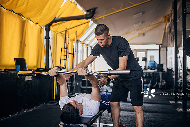 男人与健身教练一起锻炼图片素材