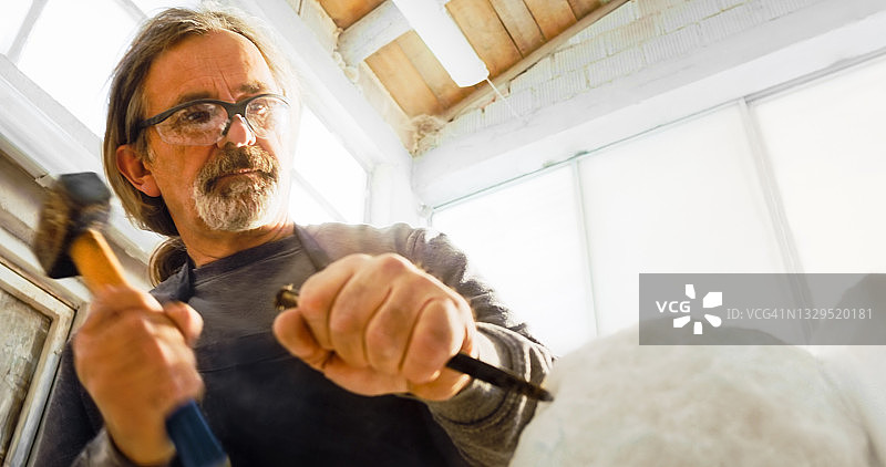 石匠在工作室雕刻雕塑图片素材