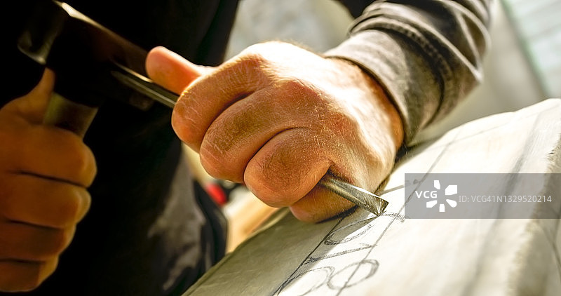 石匠在石头上凿数字图片素材