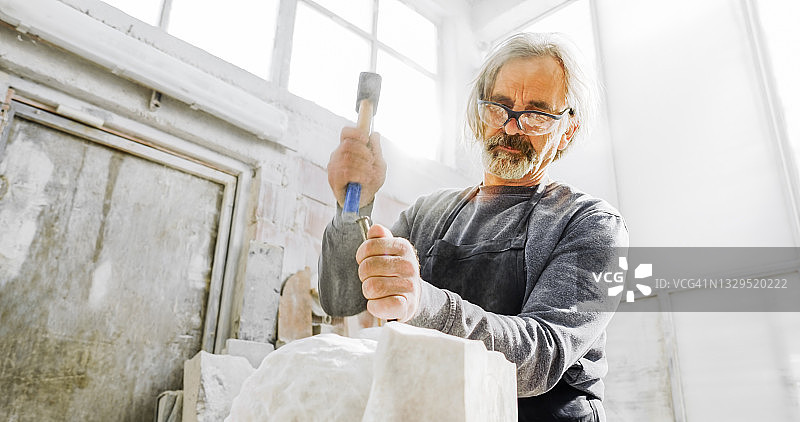 石匠在工作室雕刻雕塑图片素材