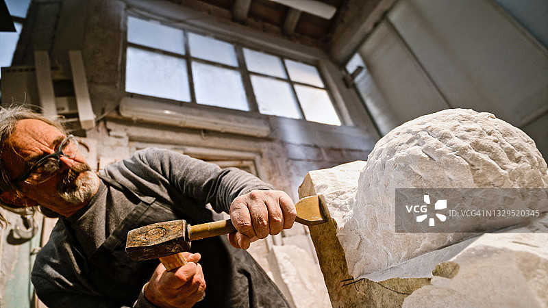 石匠在艺术工作室雕刻雕塑图片素材