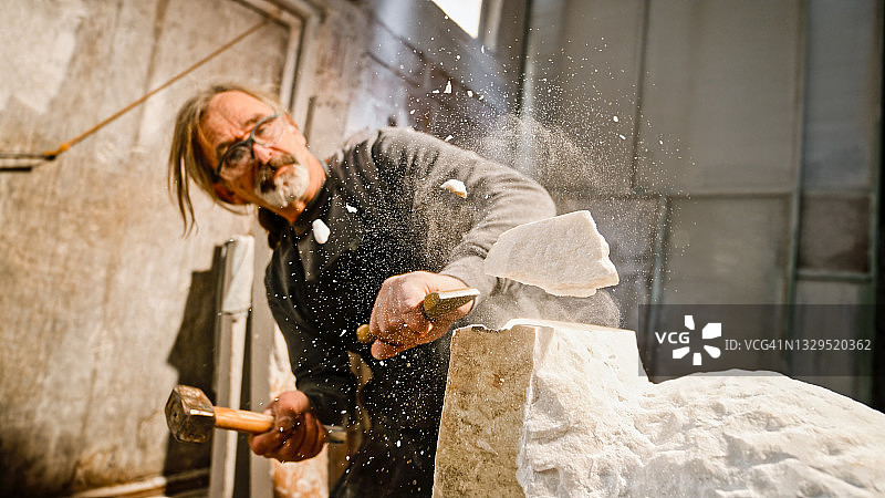 石匠凿白色石头图片素材