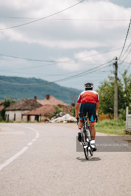 男子骑自行车图片素材