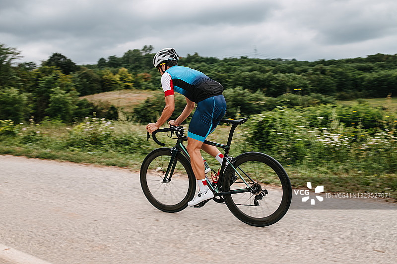 男子骑自行车图片素材