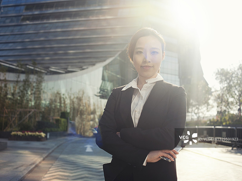 城市里的年轻亚洲女商人图片素材