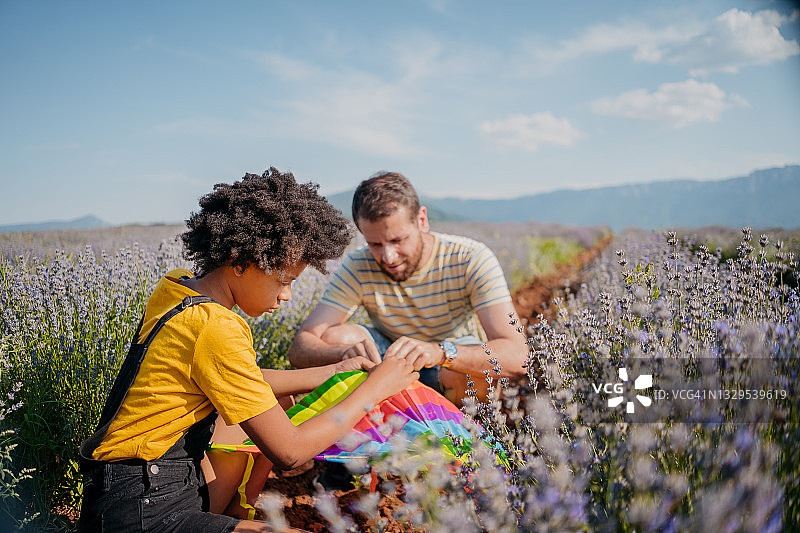 父女放风筝图片素材