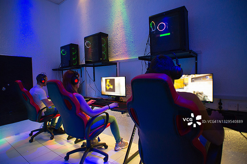 游戏玩家玩电脑游戏图片素材