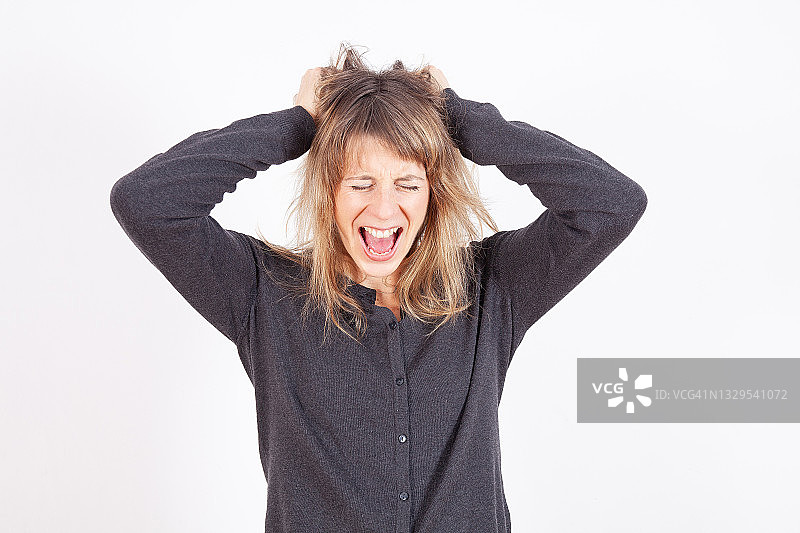 太可怕了！一个女人绝望地拽着头发图片素材