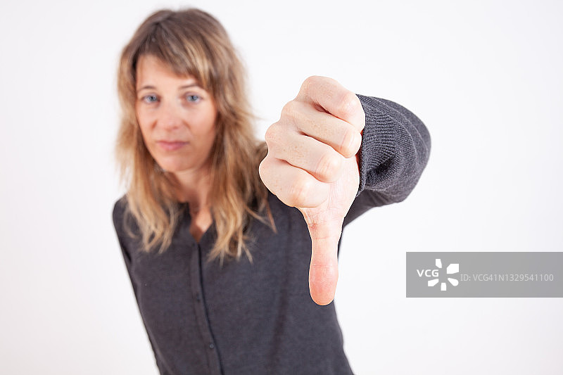 负面情绪：女性竖起大拇指向下图片素材