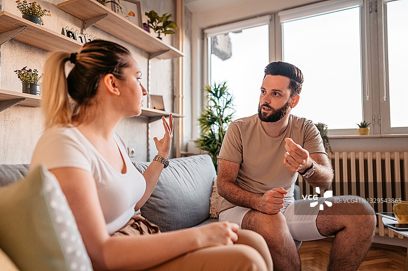 夫妻在家争吵图片素材