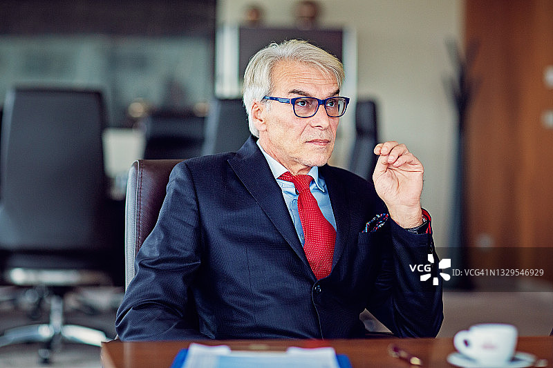 办公室里倦怠的商人肖像图片素材