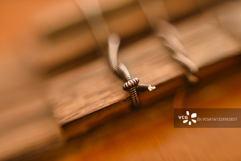 吉他琴弦上的绳结图片素材