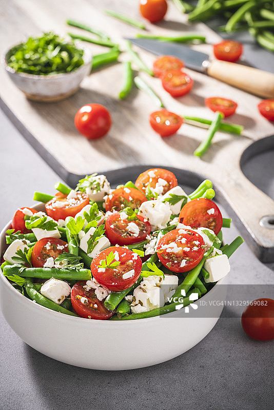 含有圣女果、绿豆、菲达奶酪和欧芹的地中海健康沙拉碗图片素材