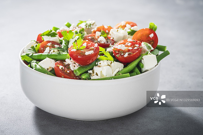 含有圣女果、绿豆、菲达奶酪和欧芹的地中海健康沙拉碗图片素材