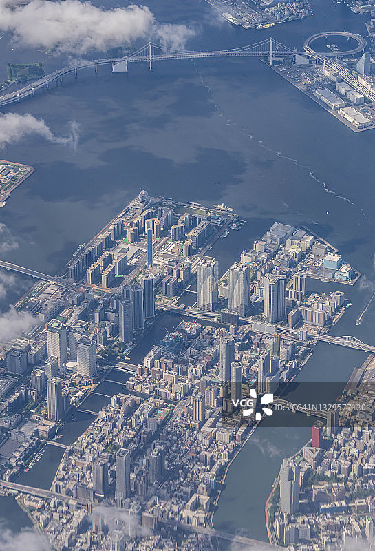 从飞机上俯瞰日本东京海湾的住宅区图片素材