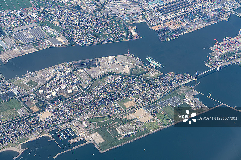 从飞机上俯瞰的日本富山市津津市图片素材