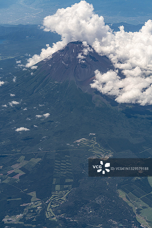 从飞机上俯瞰日本静冈县富士山的夏日云彩图片素材