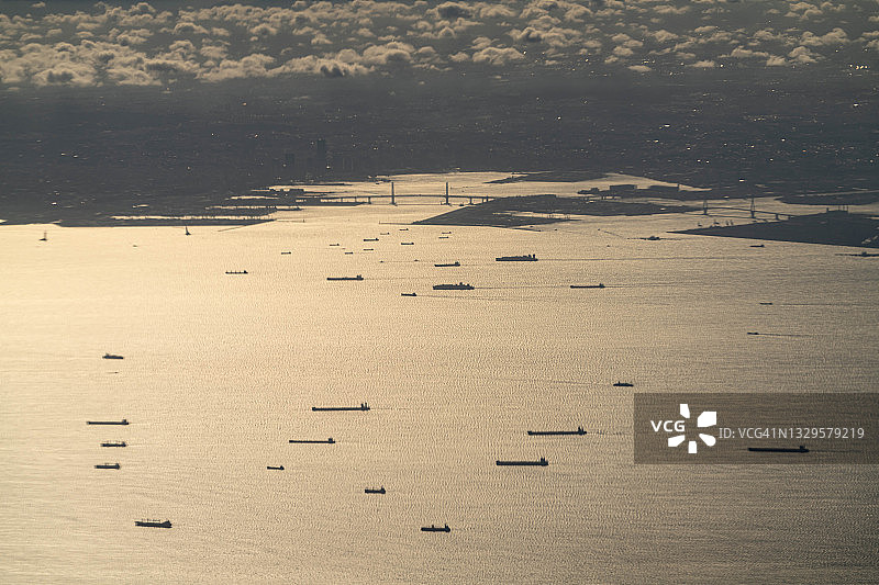 从飞机上俯瞰日本横滨市东京湾的集装箱船图片素材