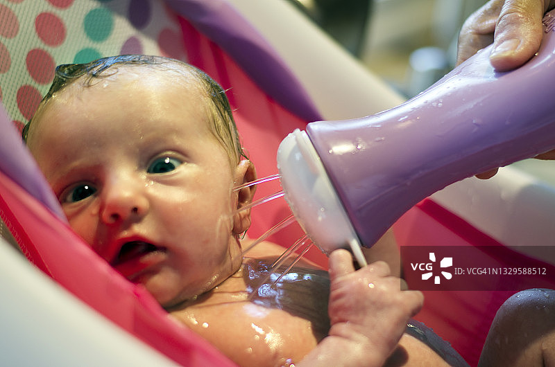 新生儿洗澡图片素材