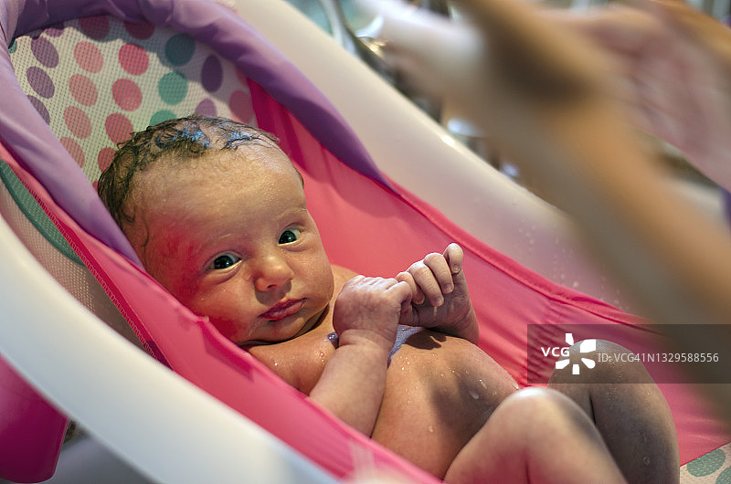 新生儿洗澡图片素材