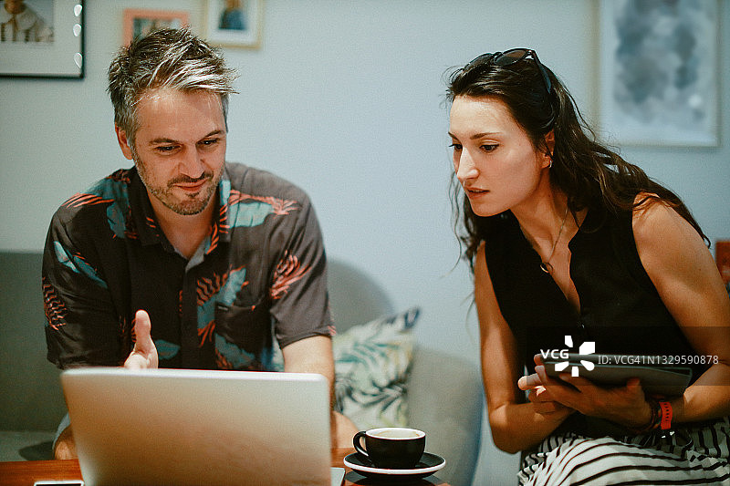 居家办公的情侣图片素材