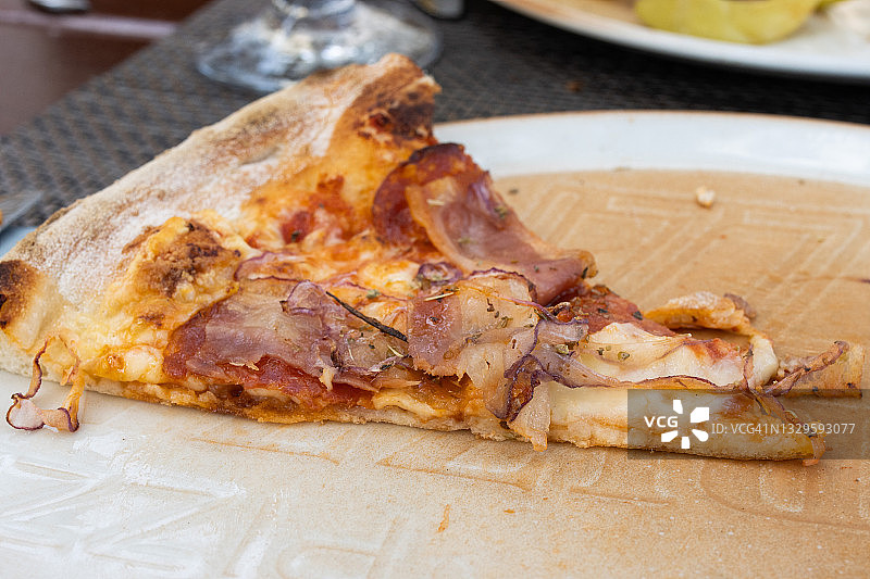 餐盘里的单片肉披萨图片素材