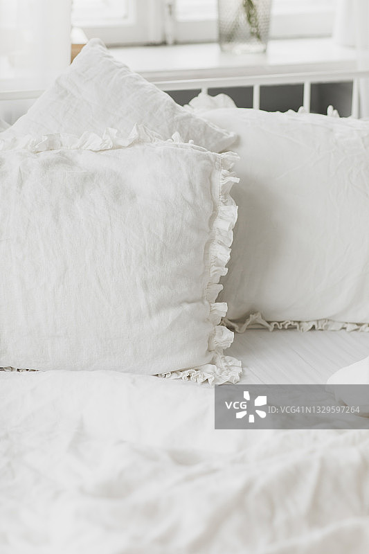 美丽的白色亚麻床单图片素材