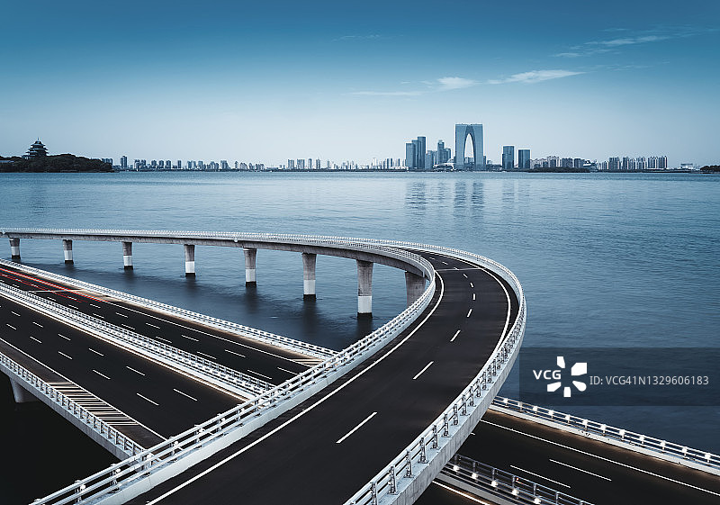 通往城市的跨海大桥图片素材
