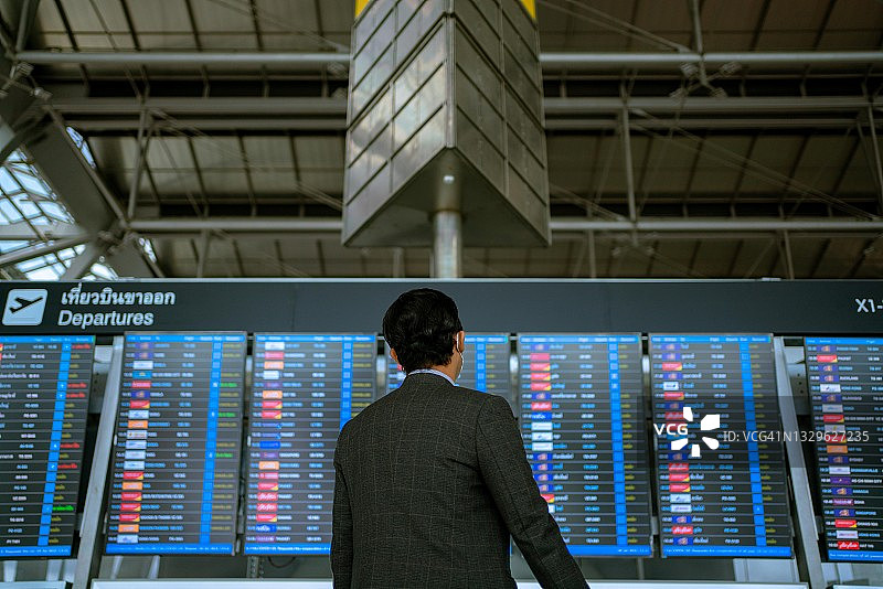 乘客正在查看时刻表图片素材