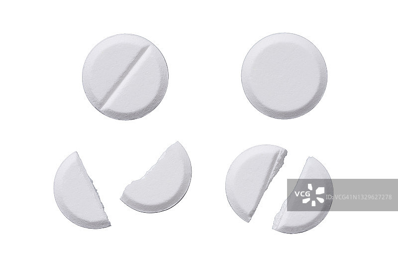 白色背景上的完整和对半切的白色药丸图片素材