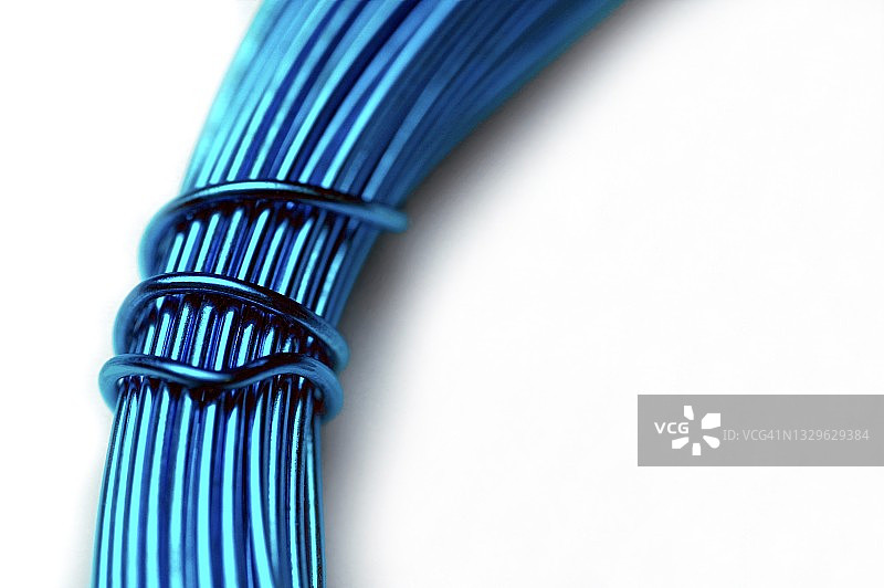 蓝色金属电缆图片素材