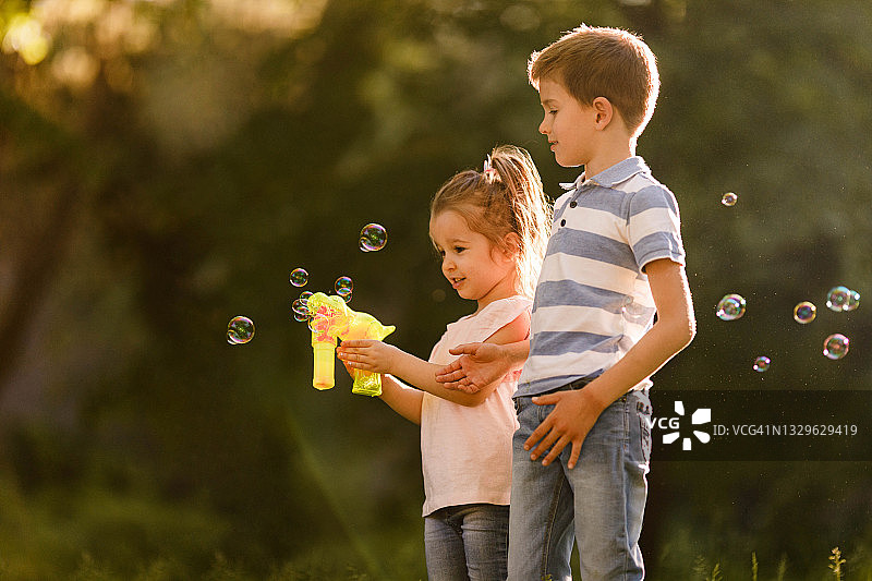 春天公园里吹泡泡的小孩图片素材