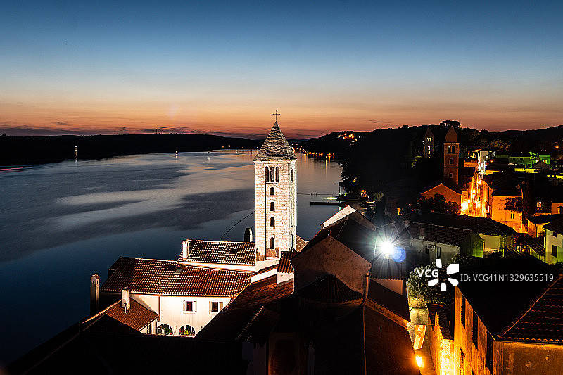 克罗地亚拉布老城中世纪教堂的黄昏图片素材