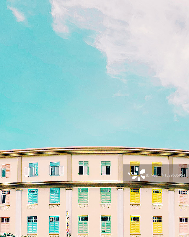 彩色公共建筑和蓝色天空局部图片素材