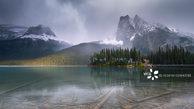 加拿大阿尔伯塔省幽鹤国家公园的翡翠湖图片素材