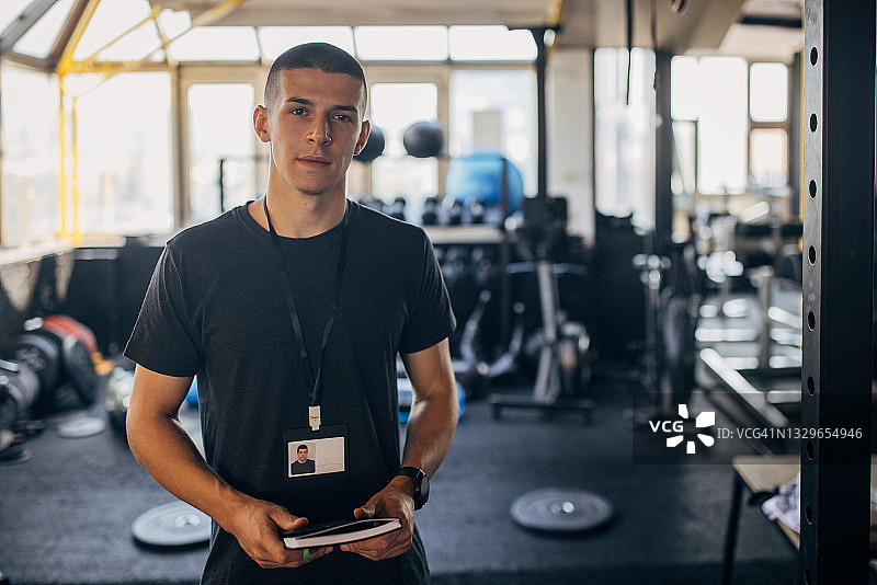 男子在健身房的肖像照图片素材