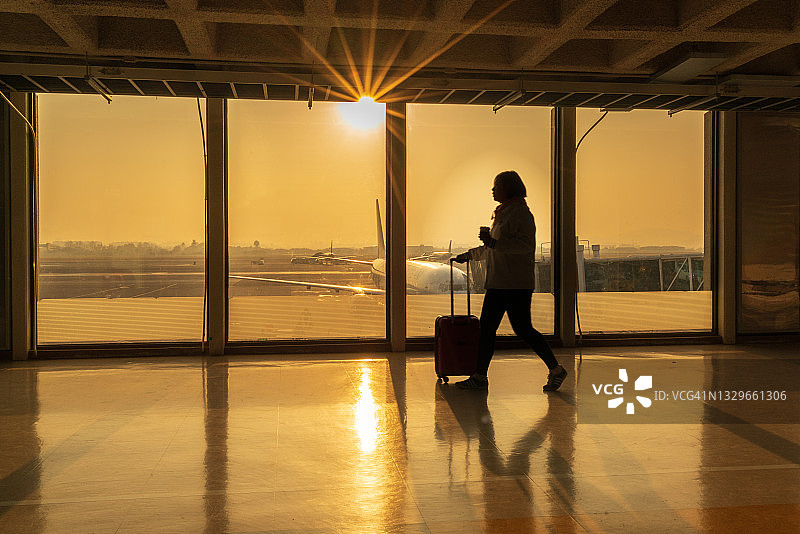 沐浴在金色日落中的机场内图片素材
