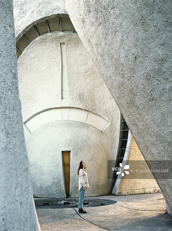 站在未来主义建筑背景下的女人肖像图片素材