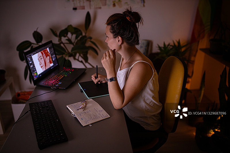在家工作，创作惊艳设计的创意女性数字艺术家图片素材