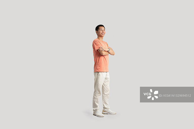 摄影棚拍摄的亚洲男人肖像图片素材