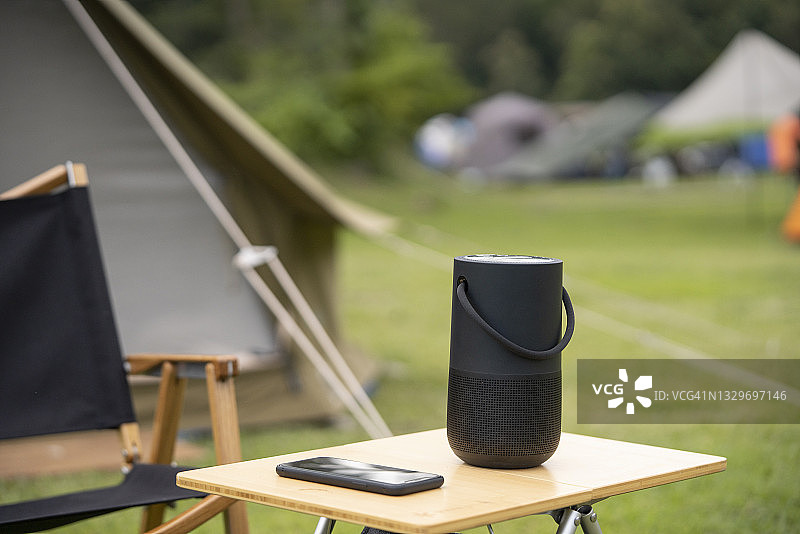 营地前的蓝牙音箱图片素材