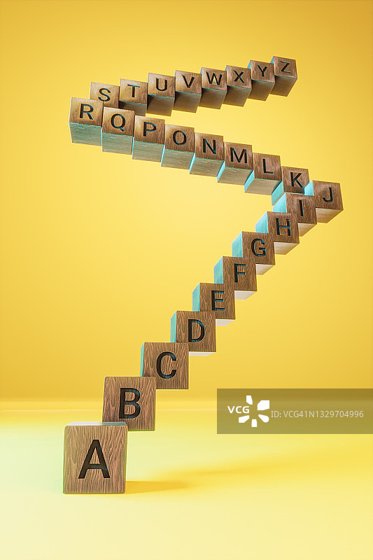 黄色背景上的ABC木制字母积木楼梯图片素材